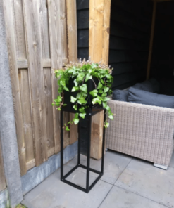 Jardiniere carre basse metal avec support metallique pour decor au Maroc